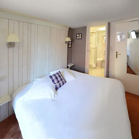 Logis De La Cloche Otel