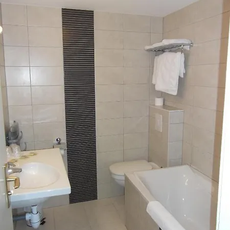 Отель Logis De La Cloche 3*