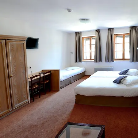 Logis De La Cloche 3* Оберне