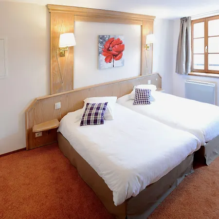 Отель Logis De La Cloche Оберне