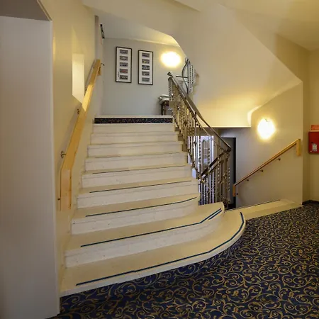 Отель Logis De La Cloche Оберне