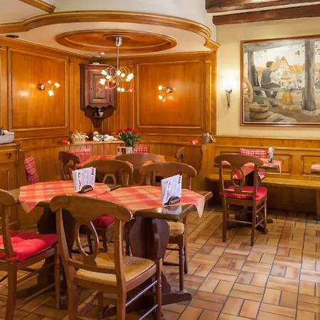 Отель Logis De La Cloche Оберне