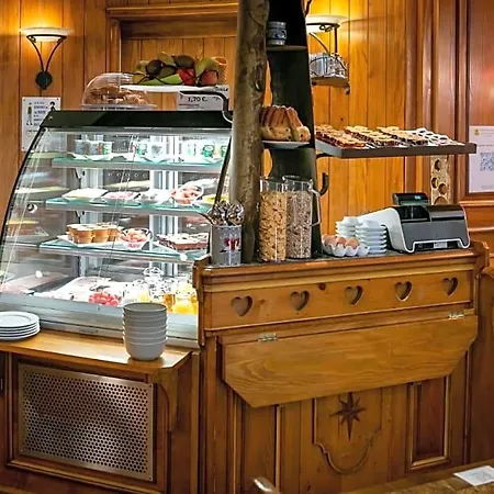 Logis De La Cloche Otel
