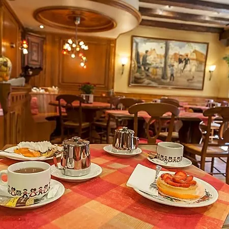 Logis De La Cloche Otel