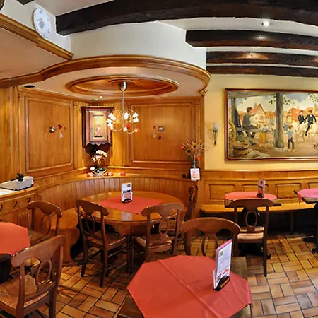 Отель Logis De La Cloche Оберне