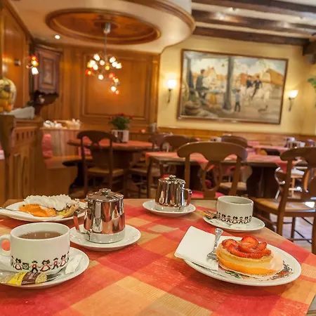 Отель Logis De La Cloche 3*