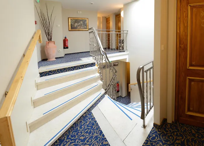 De La Cloche Hotel 3*