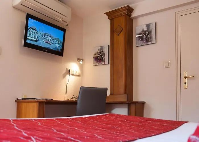 De La Cloche Hotel 3*